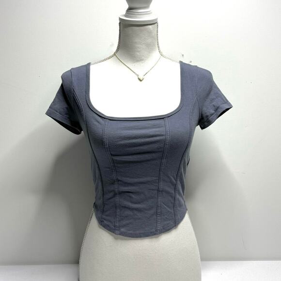 Hollister Must Have Collection Baby Tee Size Small - Picture 1 of 4